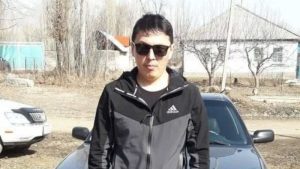 Түрмөдөгү Эрнис Жээнтаевге энесин акыркы сапарга узатууга уруксат берилди