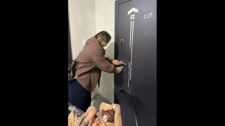 Беш айлык ымыркайы менен курьер болуп иштеген эне үйлүү болду