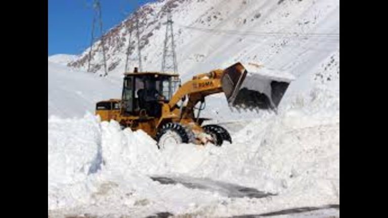 Бишкек-Нарын-Торугарт жолу убактылуу жабылып, кар көчкүлөр түшүрүлөт